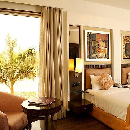 Inde Hotel Signature Tower Gurgaon Bagian luar foto