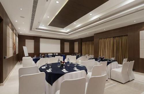 Inde Hotel Signature Tower Gurgaon Bagian luar foto