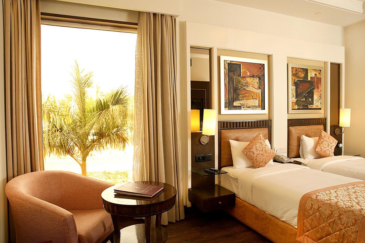 Inde Hotel Signature Tower Gurgaon Bagian luar foto