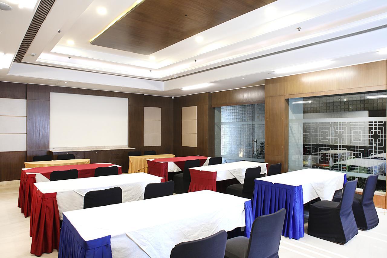 Inde Hotel Signature Tower Gurgaon Bagian luar foto