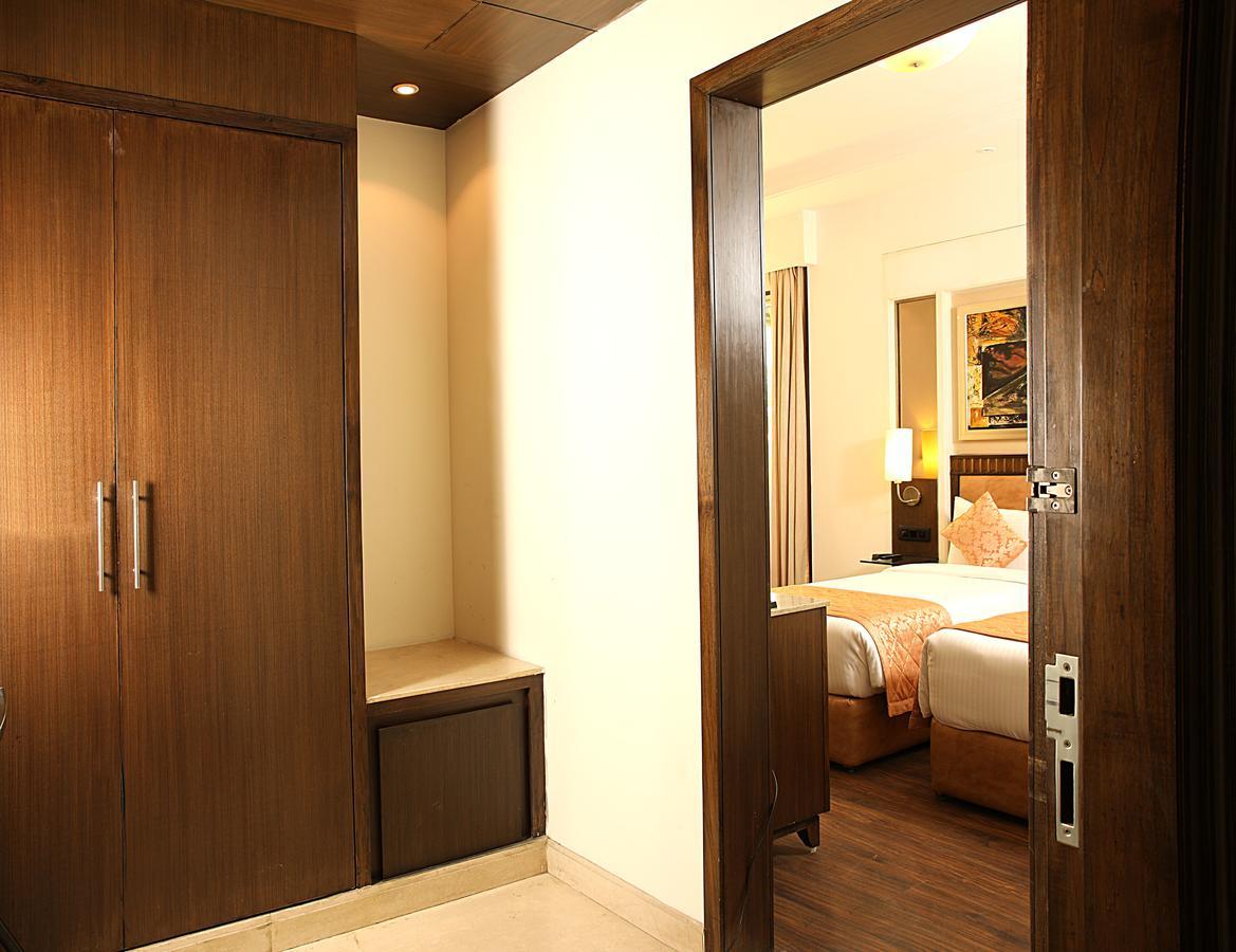Inde Hotel Signature Tower Gurgaon Bagian luar foto