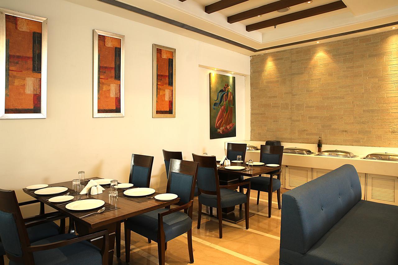 Inde Hotel Signature Tower Gurgaon Bagian luar foto
