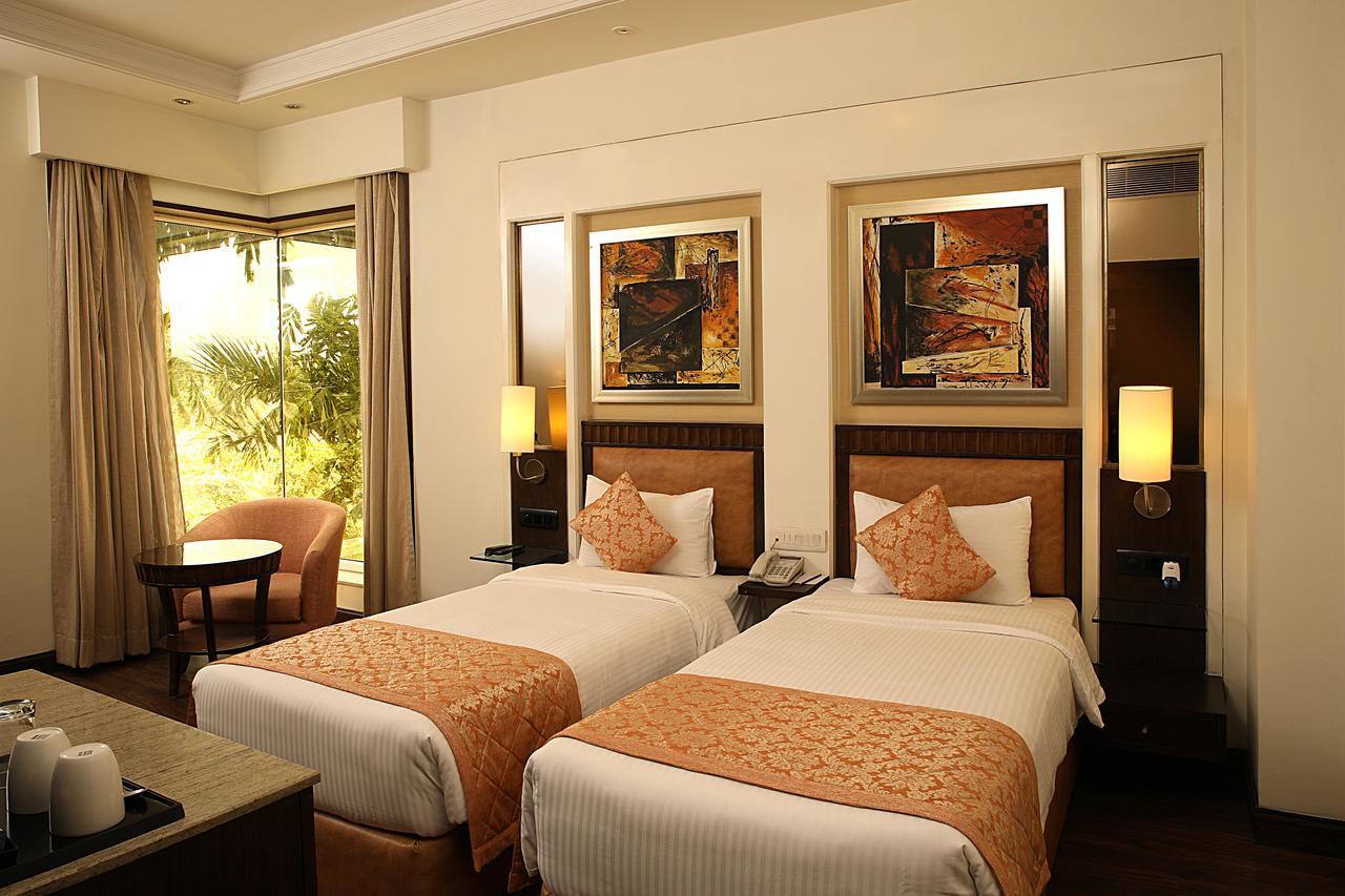 Inde Hotel Signature Tower Gurgaon Bagian luar foto